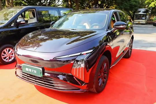 'Vua xe tải' tại Việt Nam ra mắt mẫu SUV thuần điện ngang hàng với Mazda CX-5 giá chỉ 577 triệu: Chạy được 530km/1 lần sạc, nội thất tương lai, phanh tự động, khởi động không cần chìa khoá
