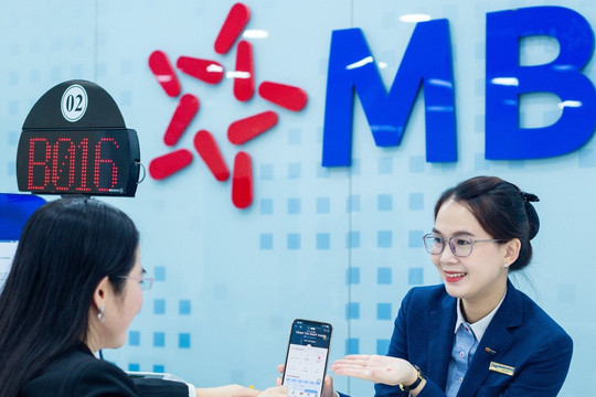 Lương thưởng cao vút của ngân hàng