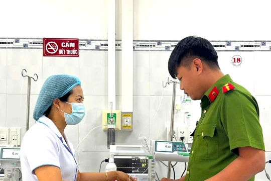 Bé gái bị vùi trong cát ở Gia Lai đã có người nhận nuôi