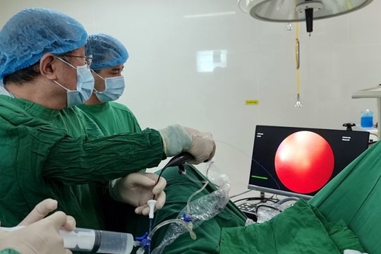Mổ sỏi thận nhưng không tái khám, bà M. phải nhập viện do đau dữ dội, thận gần như hư hỏng hoàn toàn