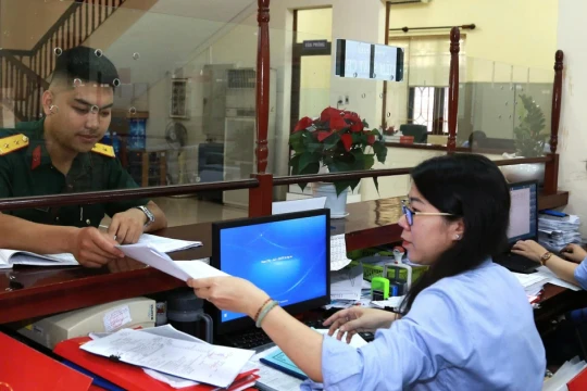 Không có tài khoản ngân hàng, người dân nhận quà Tết ra sao?