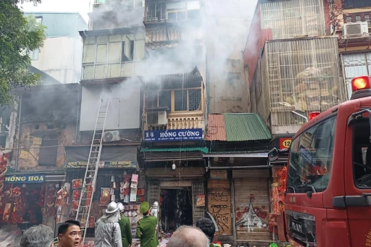 Hà Nội: Cháy nhà trên phố Hàng Mã, một người trèo ra mái hiên tầng 3 ngã xuống đường
