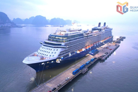 Siêu du thuyền đưa hơn 3.000 người ‘xông đất’ vịnh biển đẹp nhất thế giới của Việt Nam