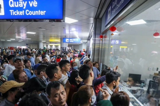 Hàng vạn người đi Metro Bến Thành - Suối Tiên đêm Giao thừa 2026
