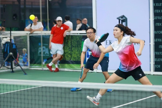 Dư thừa năng lượng sau các bữa tiệc lễ Tết, nhiều người chọn pickleball để vận động