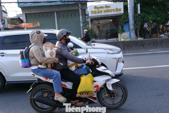 Chiều cuối kỳ nghỉ Tết Dương lịch: Người dân lỉnh kỉnh hành lý trở lại TPHCM