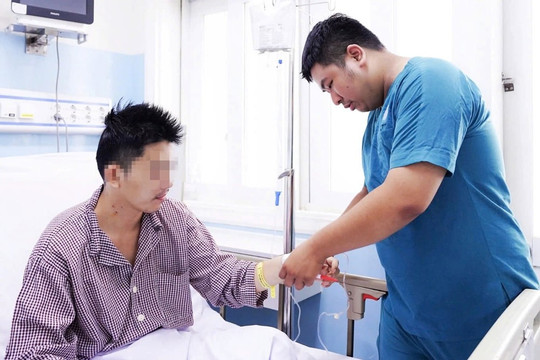 Nam nhân viên văn phòng đột ngột ngừng tim khi đang chơi cầu lông