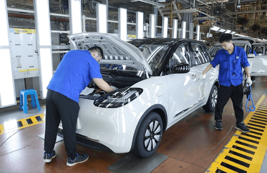 Thanh tra nhà máy lắp ráp ô tô điện Trung Quốc