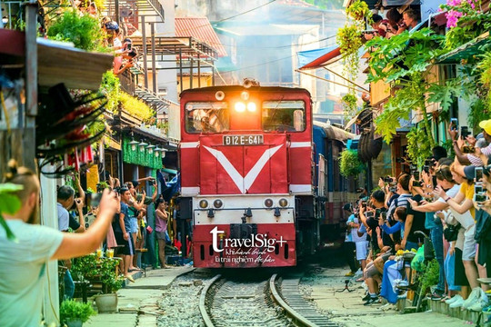 Hà Nội đề nghị dừng chạy tàu qua phố cà phê đường tàu