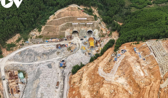 Chính thức thông toàn bộ hầm chui dài nhất tuyến cao tốc nối ‘rừng – biển’ đầu tiên của Việt Nam