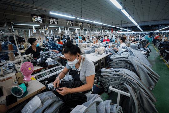 Miễn thuế thu nhập với tiền lương làm thêm giờ, làm ban đêm của người lao động