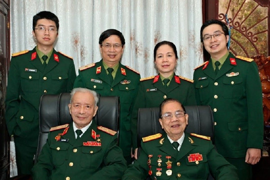 Gia đình hiếm hoi của Việt Nam có 3 cha con cùng nhận Giải thưởng Hồ Chí Minh: 2 người là 'tướng' ghép tạng kiệt xuất, con dâu, cháu nội đều là bác sĩ lừng danh