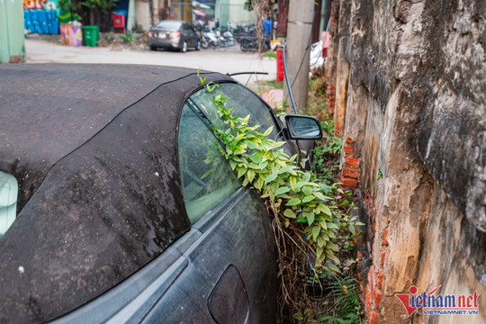 Xe sang phiên bản giới hạn chỉ có hơn 200 chiếc trên thế giới, giá hơn 5 tỷ đồng bị 'bỏ quên', 'chết mòn' trong ngõ Hà Nội
