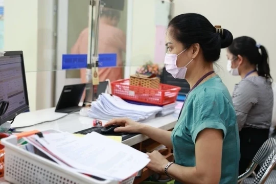 Bộ Nội vụ đang trình Chính phủ sửa đổi chế độ tiền lương với cán bộ, công chức, viên chức