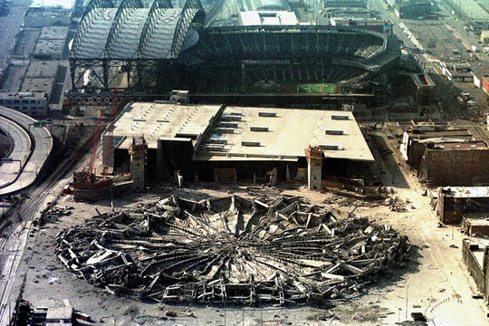 Phong tỏa khẩn cấp bán kính 300m, kích hoạt 2 tấn thuốc nổ đặt trong 5.800 lỗ khoan: Sân vận động khổng lồ đổ sập trong tích tắc