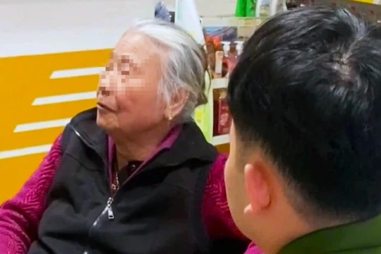 Sau cuộc gọi lạ, cụ bà 79 tuổi hốt hoảng mang sổ tiết kiệm ra ngân hàng