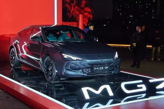 ‘Vượt chuẩn mực' của Toyota Camry, mẫu sedan hạng D giá 410 triệu: Đậm chất thể thao khiến khách Việt hút mắt, 22 tính năng hỗ trợ tự lái cùng AI, tặng kèm bảo hiểm