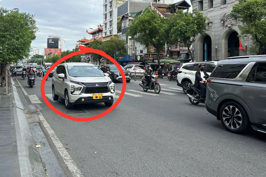 Ngay bây giờ, đi ô tô không thực hiện thao tác này khi chuyển hướng sẽ bị phạt lên tới 22 triệu và trừ 10 điểm GPLX, phải biết để chấp hành nghiêm chỉnh