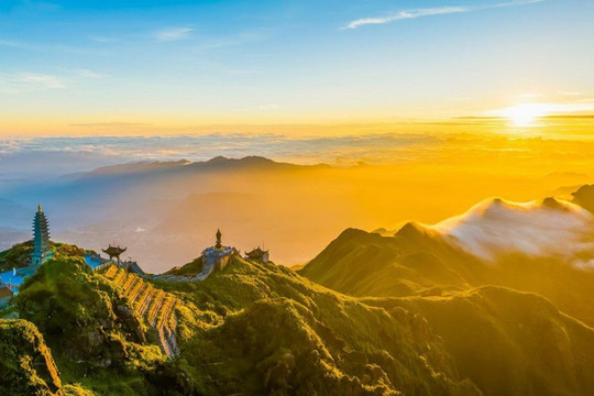 'Nóc nhà' của Việt Nam khiến khách Tây phải bò lết cực khổ mới chạm tới, sương mù dày đặc, lạnh buốt như châu Âu thu nhỏ