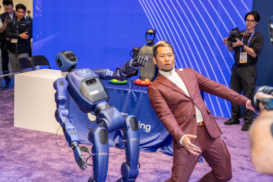 Robot hình người của ông Phạm Nhật Vượng gây bất ngờ tại CES 2026, phô diễn khả năng đấm bốc, nhảy múa