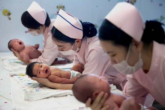 10 năm chấm dứt chính sách một con, Trung Quốc vẫn chìm trong khủng hoảng dân số