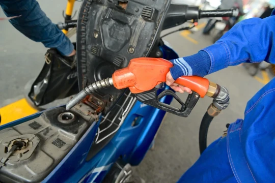 Giá xăng giảm về sát 18.500 đồng/lít, thấp nhất trong hơn 5 năm