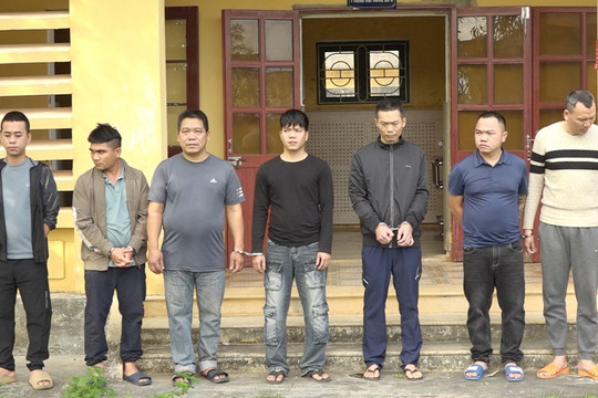 Khám xét nhiều cơ sở trên cả nước, bắt giữ 8 đối tượng trong đường dây đánh bạc 350 tỷ đồng