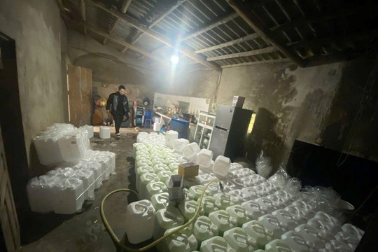 Kiểm tra đột xuất, phát hiện gần 900 lít rượu cốm không rõ nguồn gốc chuẩn bị tuồn ra phục vụ dịp Tết