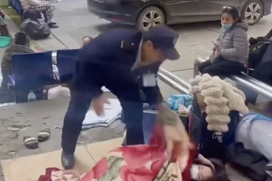 Vụ bảo vệ ném chăn người nhà bệnh nhân khi trời giá rét: Bệnh viện Bạch Mai lên tiếng