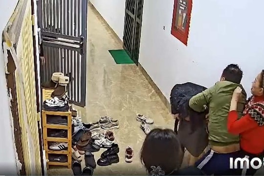 Người phụ nữ hành hung hàng xóm trong chung cư Hà Nội bị công an triệu tập