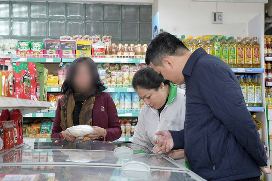 Kiểm tra đột xuất, phát hiện một siêu thị tại Hà Nội bán cá hồi, thịt cua không có nhãn mác