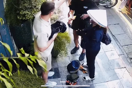 Du khách Tây 'choáng' vì nón lá bị hét giá 850.000 đồng trên phố Hàng Gai và cái kết