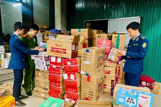 Kiểm tra một cơ sở, thu giữ 1.300 thùng bánh kẹo, rong biển không rõ nguồn gốc