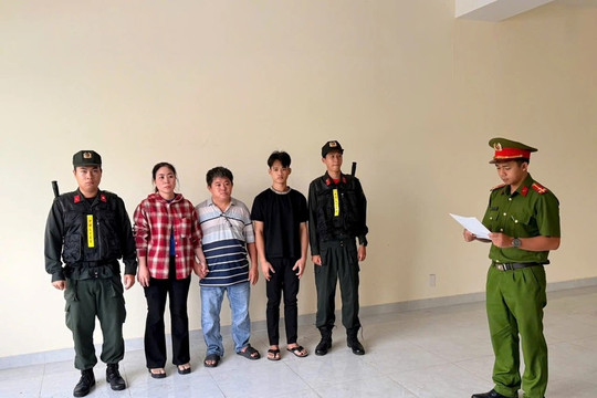 Đột kích 1 cơ sở, bắt ông chủ thương hiện mỳ sợi Châu Phát