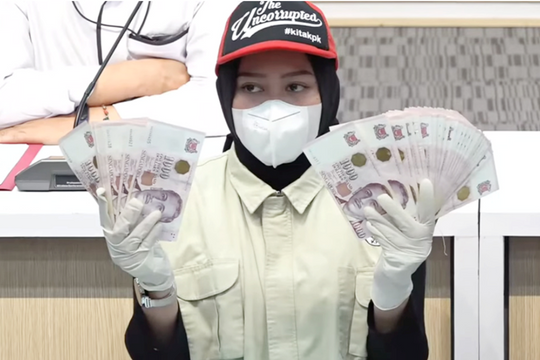 Khởi tố 3 quan chức ăn hối lộ hơn 6 tỷ đồng, thu giữ nhiều tiền, vàng