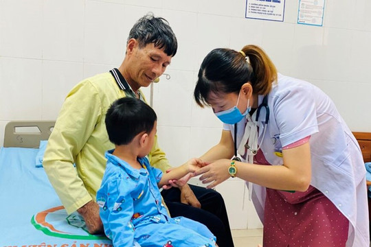 Dịch sốt xuất huyết và tay chân miệng diễn biến phức tạp, Bộ Y tế phát cảnh báo