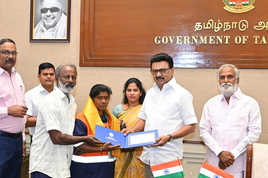 Nữ lao công nộp chiếc túi cũ chứa 450 chỉ vàng cho cảnh sát, 1 ngày sau được mời lên nhận thưởng