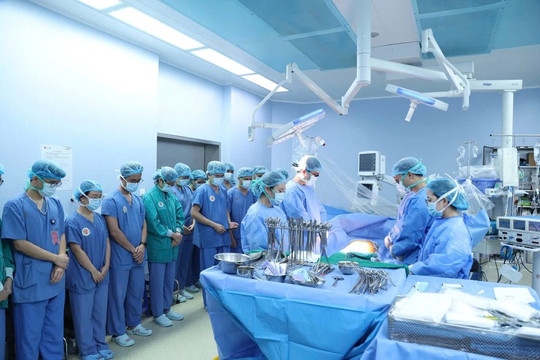 Hàng chục y bác sĩ cúi đầu mặc niệm nữ điều dưỡng hiến gan, thận và giác mạc cứu sống nhiều người