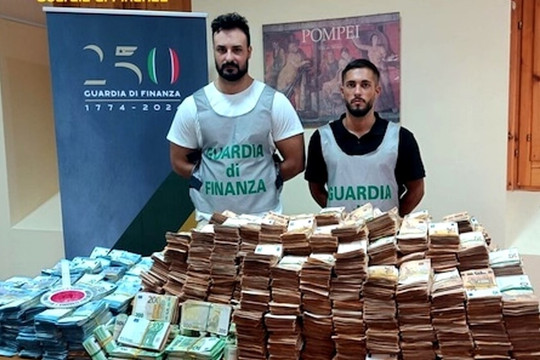 Khám xét khẩn cấp nhà riêng, tịch thu đống tiền mặt trị giá 245 tỷ đồng của một bác sĩ