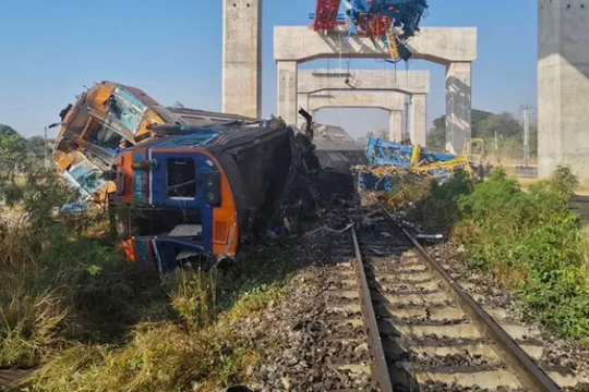 Hiện trường tai nạn thảm khốc: Tàu cao tốc đâm sầm vào cần cẩu khiến 22 người thiệt mạng, 79 nạn nhân bị thương