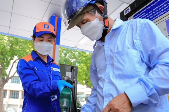 Giá xăng sắp đứt mạch giảm?