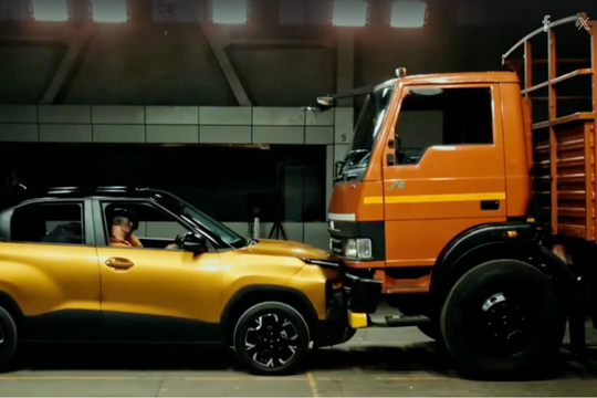 SUV giá hơn 140 triệu USD 'đấu đầu' với xe tải 8,5 tấn, vẫn đạt chuẩn an toàn 5 sao