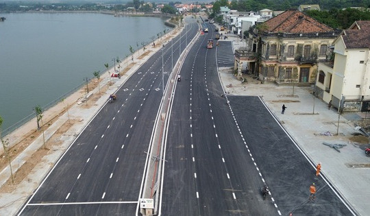 Đường ven sông gần 5km chính thức thông xe, căn nhà cổ trăm năm tuổi từng vướng quy hoạch vẫn 'sừng sững'