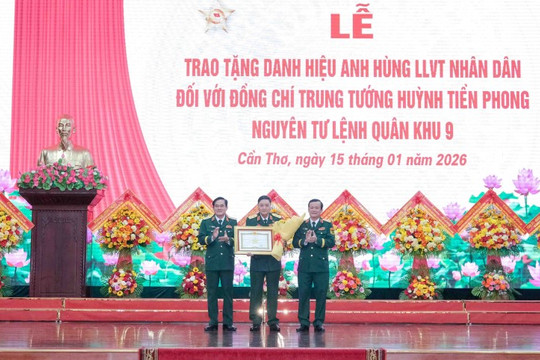 Trao tặng danh hiệu Anh hùng LLVTND cho Trung tướng Huỳnh Tiền Phong