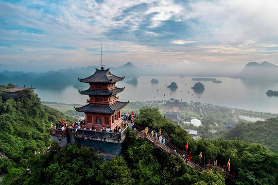 Ngôi chùa lớn nhất thế giới của Việt Nam nằm trong quần thể 5.000ha, đang được hoàn thiện hồ sơ trình UNESCO công nhận Di sản thế giới