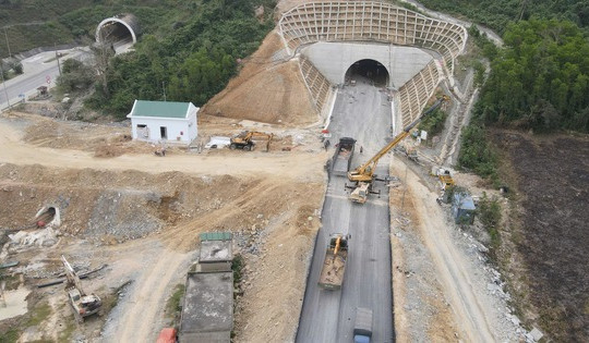 Chưa đầy 2 tuần nữa, chính thức thông xe hầm xuyên qua dãy núi chạy ra biển Đông: Nối thông 2 tỉnh hẹp nhất Việt Nam