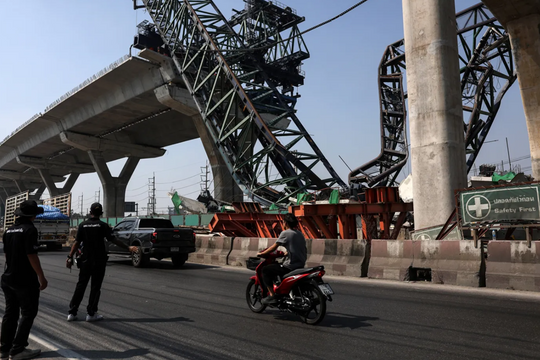 Sập cần cẩu tại dự án đường sắt do Trung Quốc hậu thuẫn, nhà thầu lớn nhất Thái Lan bị hủy hàng loạt hợp đồng