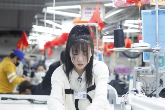 Tăng lương, thêm đãi ngộ để hút lao động đầu năm