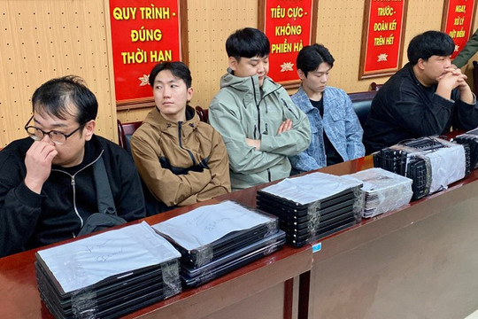 Đột kích một căn biệt thự tại Hà Nội, công an thu giữ 17 máy tính xách tay, 14 máy tính bảng cùng 25 điện thoại di động