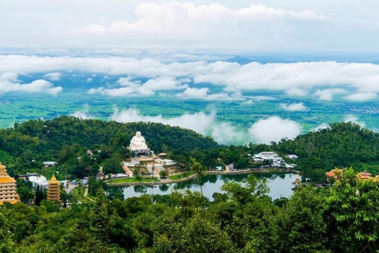 Ngọn núi được mệnh danh là 'nóc nhà miền Tây', sở hữu tượng Phật Di Lặc lớn nhất Đông Nam Á